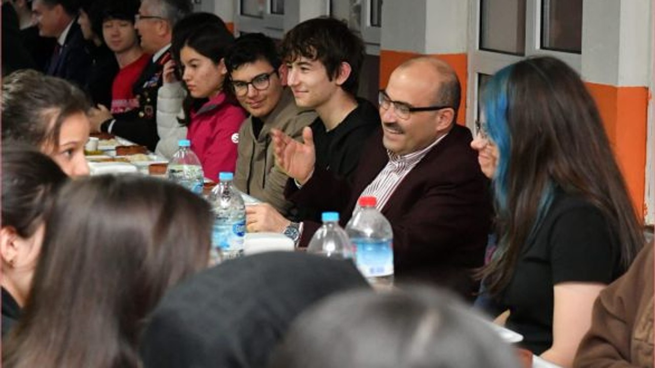 Vali Ustaoğlu İftarını Öğrencilerle Yaptı