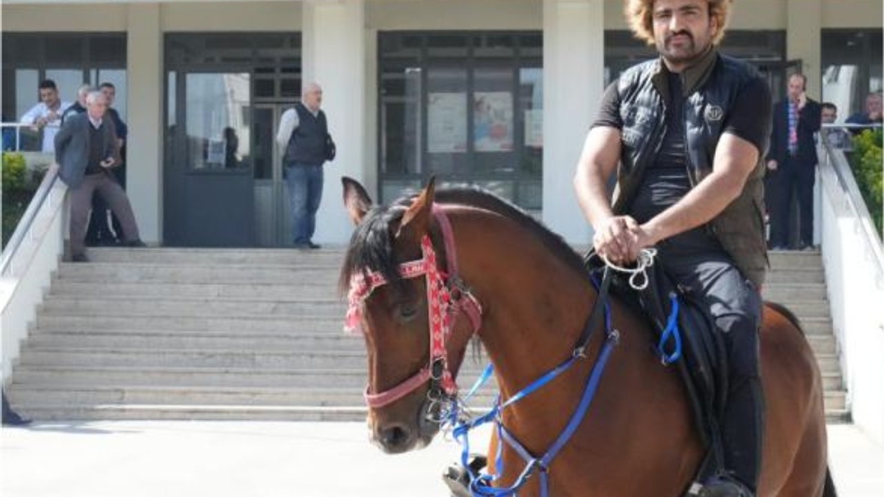 Oy kullanmaya atıyla geldi