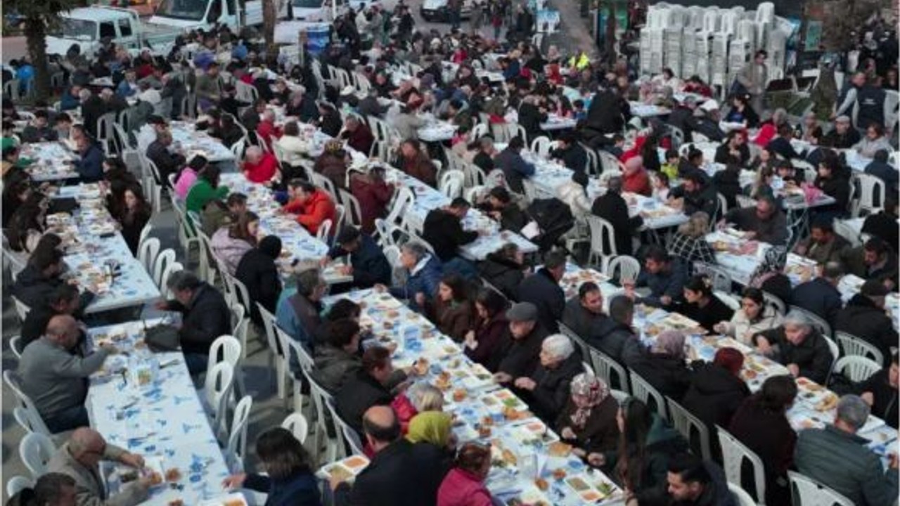 İftar Sofraları Burhaniye Halkını Bir Araya Getiriyor