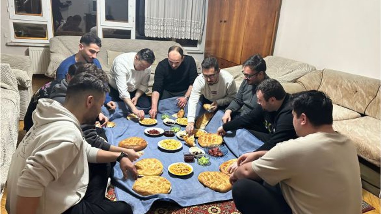 Mesut Eray Gençlerle Sahurda Bir Araya Geldi
