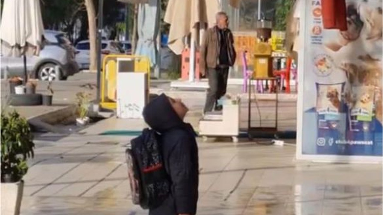 Küçük çocuk Türk bayrağının karşısına geçip İstiklal Marşı okudu