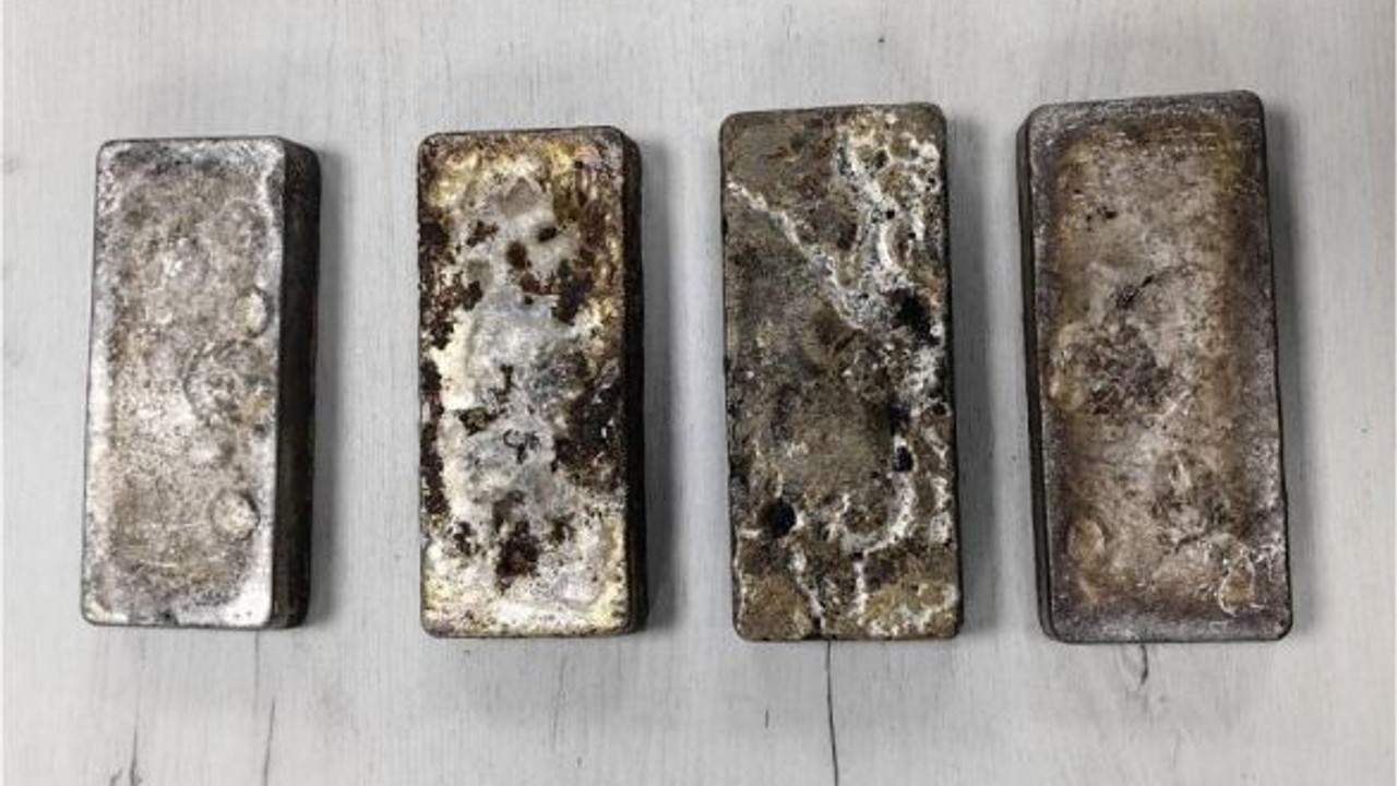 Cep telefonu şeklindeki getirdiği 14 kilo gümüş külçe Bulgar gümrüğüne takıldı
