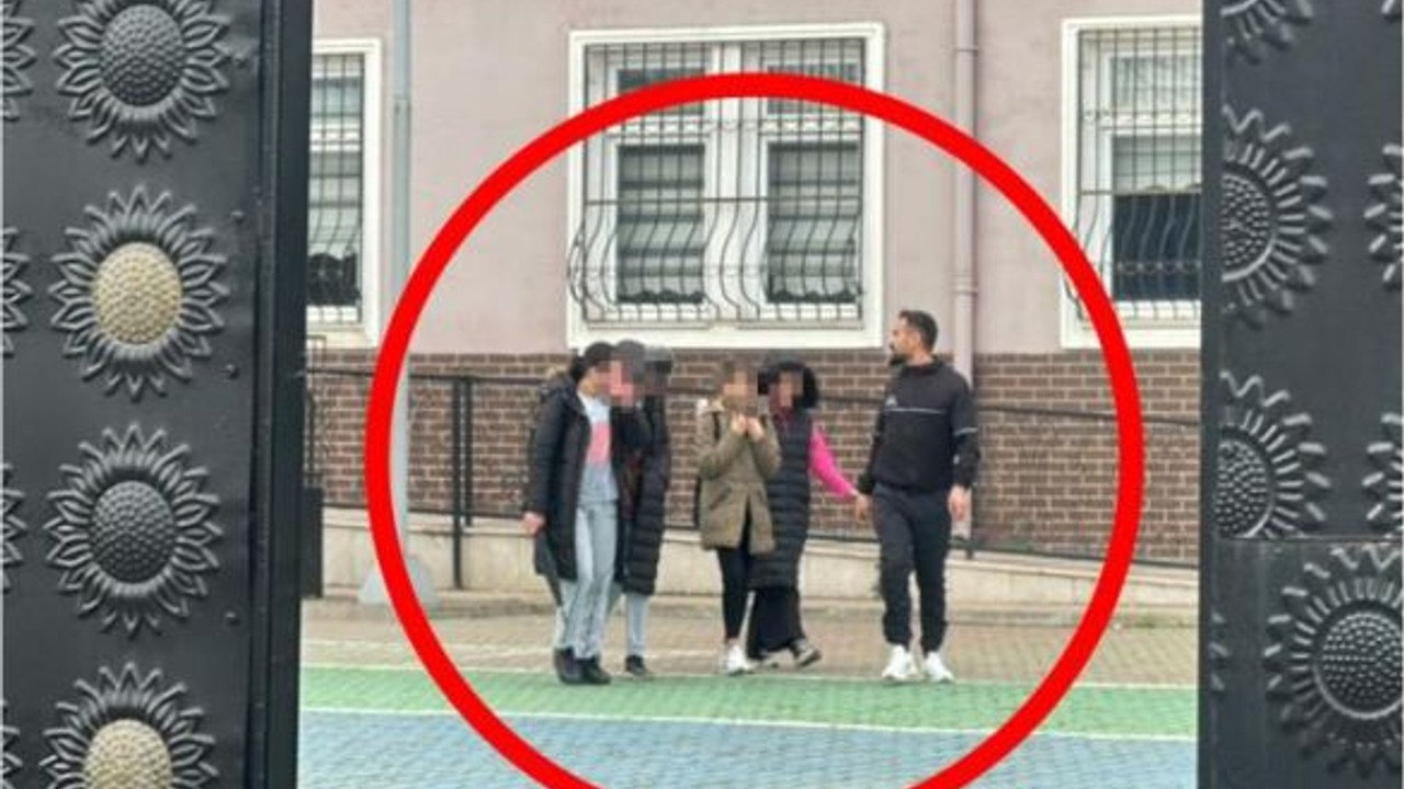 4 öğrenci kapanan okulda mahsur kaldı, seslerini böyle duyurdular