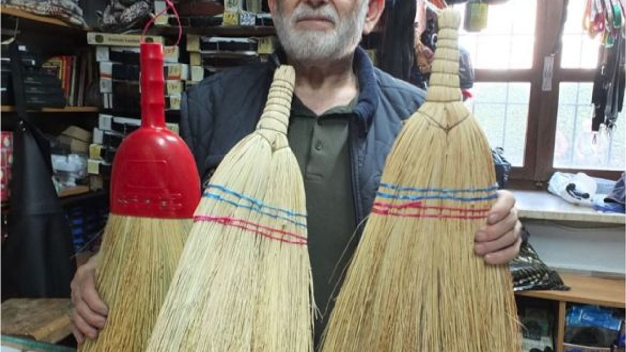 Burhaniye'de Ot Süpürgeleri Hayatta Kalıyor