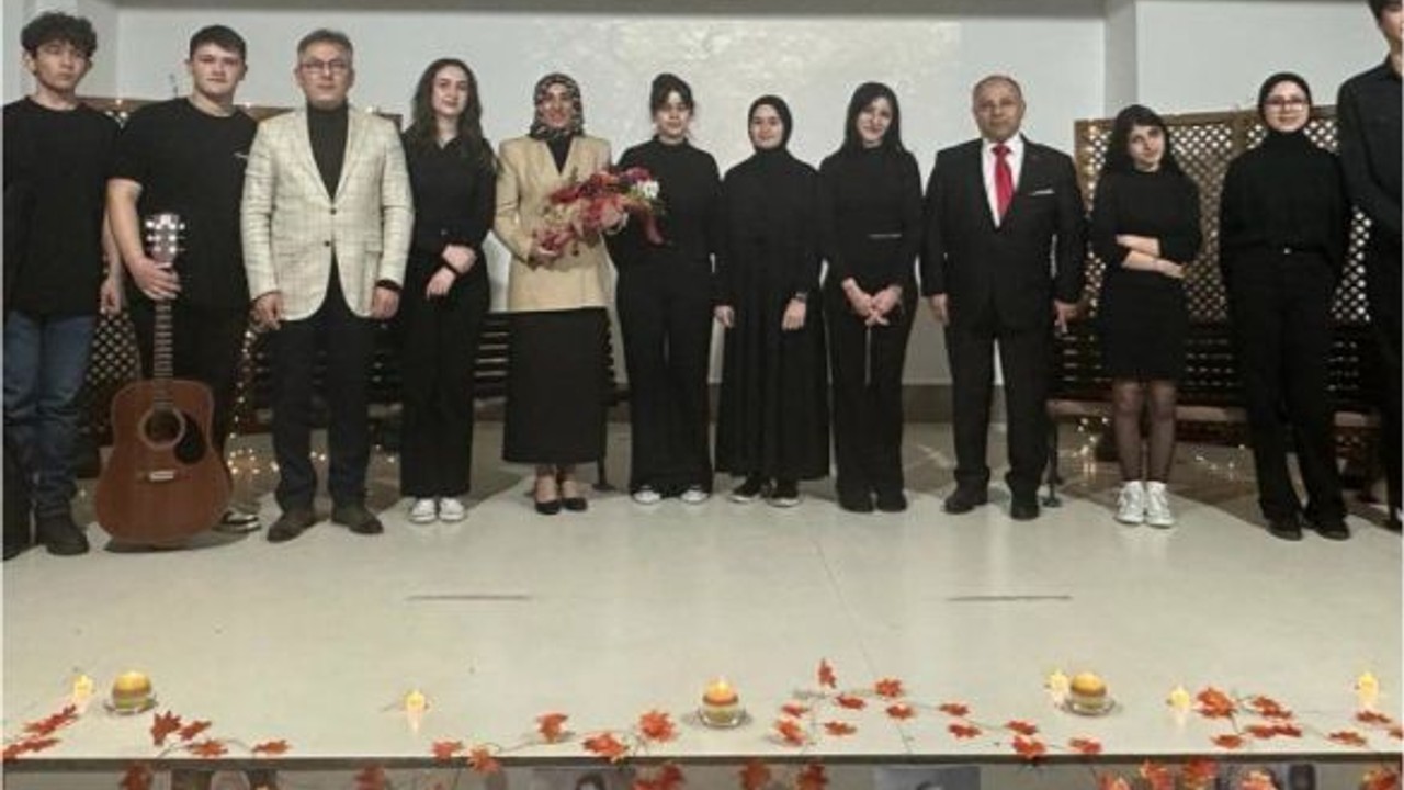 Dursunbey'de Sevgi Temalı Şiir Dinletisi