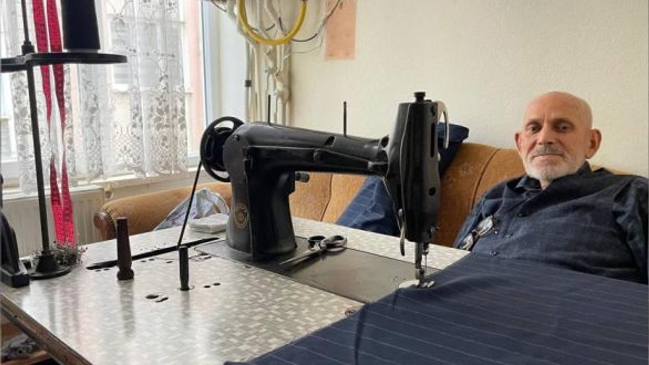 70 yıllık mesleğine evinin balkonundan devam ediyor