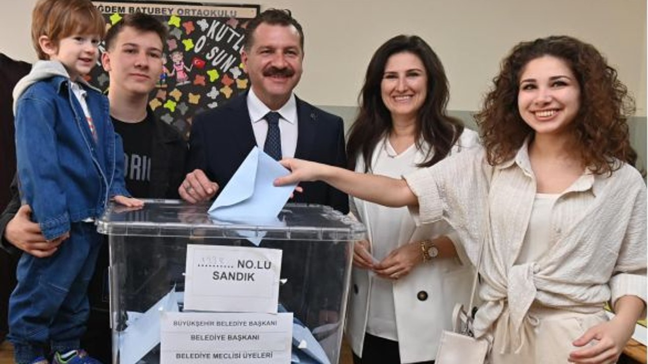 Yücel Yılmaz Ailesiyle Birlikte Oy Kullandı