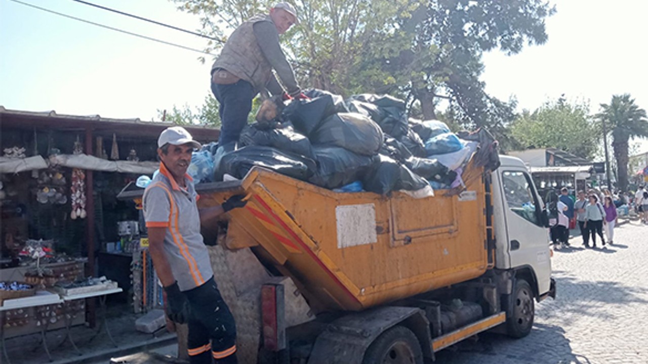 Ayvalık Belediyesi, Bayram Tatilinde Yaklaşık 15 Bin Ton Çöp Topladı