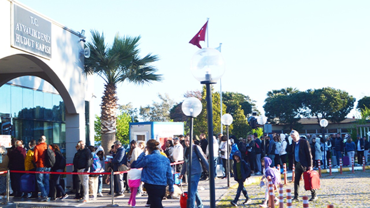 Ayvalık'tan Midilli Adası'na geçişlerde kapıda vize yoğunluğu