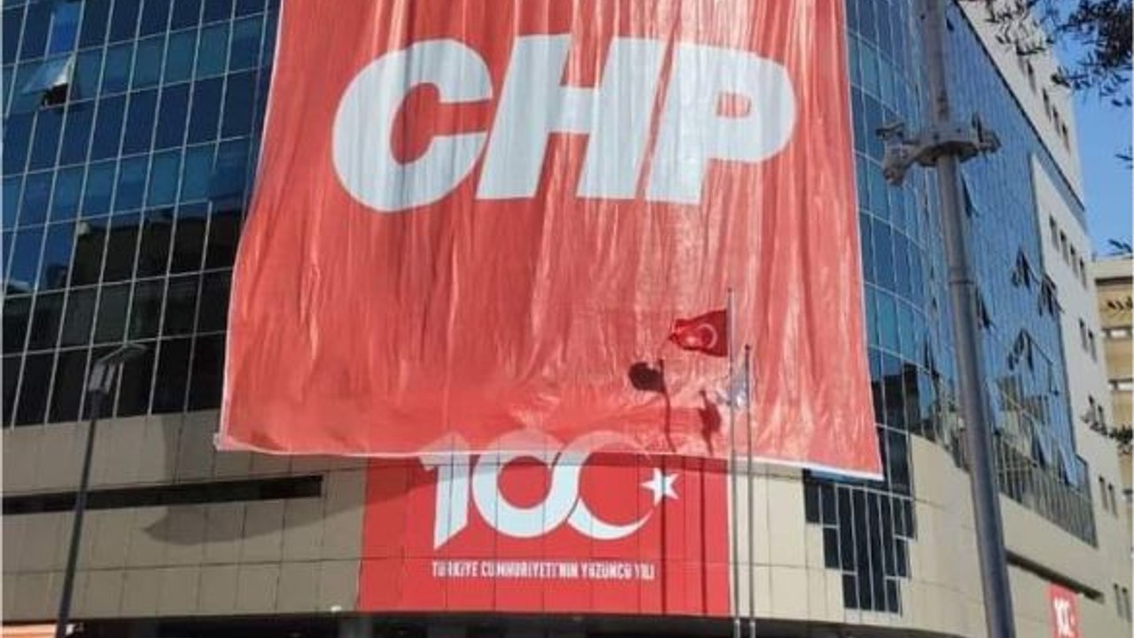 Balıkesir'de Büyükşehir Binasına CHP Bayrağı Asıldı