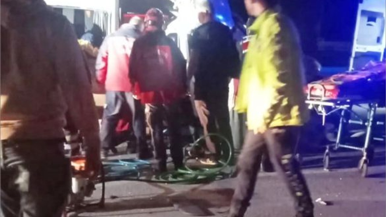Balıkesir'de Minibüs Kamyona Çarptı: 7 Yaralı