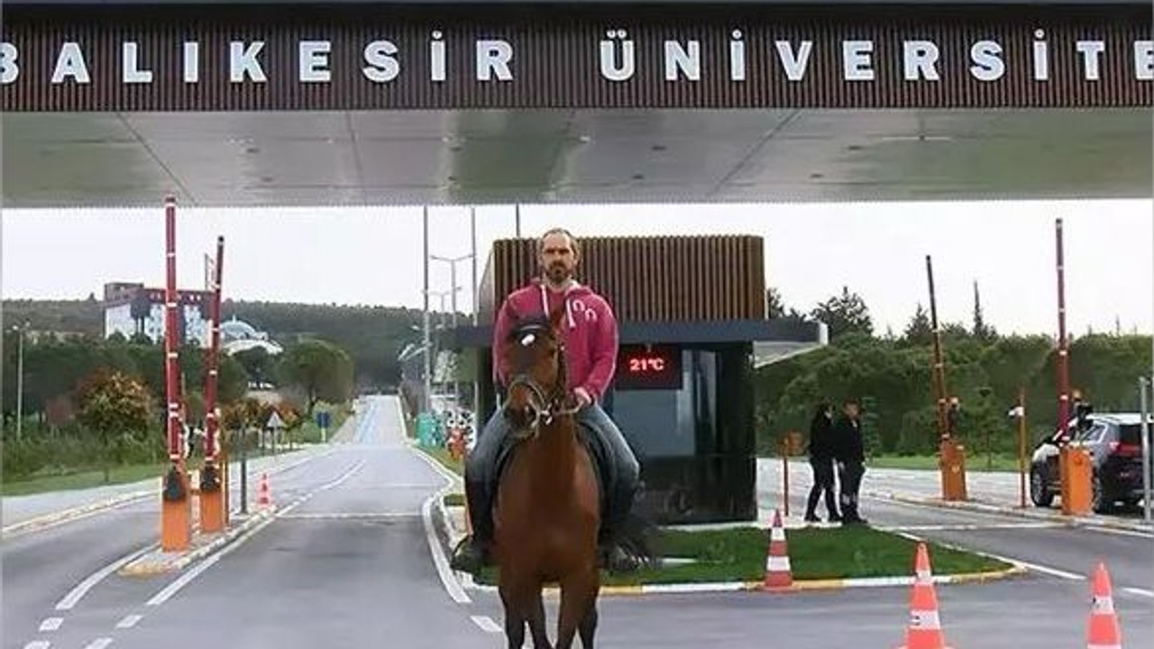 Balıkesir'de Profesör İşine Atla Gidiyor
