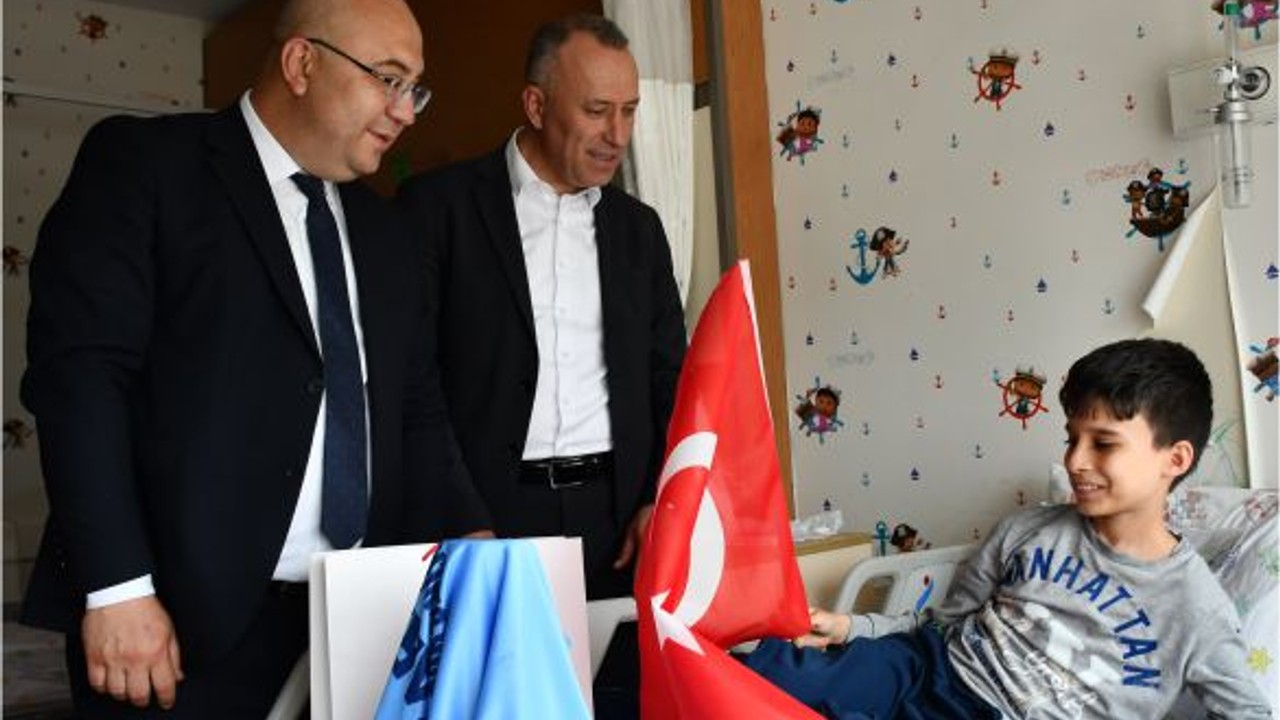 Balıkesir'de Yetkililer Hasta Minikleri Unutmadı