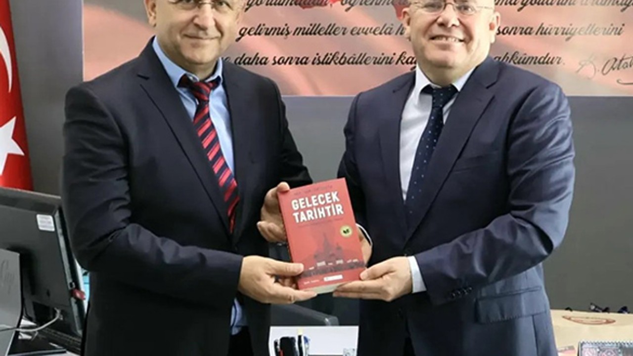 Başkan Semizel’den Kaymakama“Gelecek Tarihtir” Kitap Hediyesi