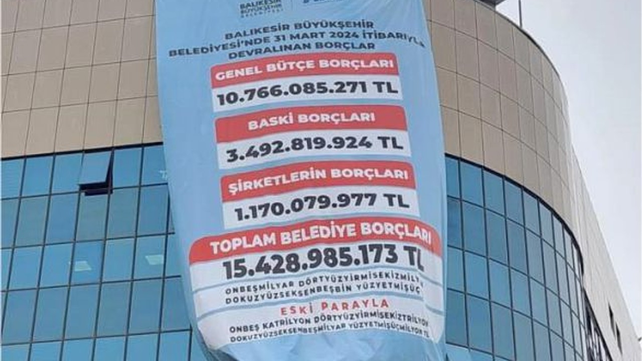 Büyükşehir Belediyesinin Borçlarını Belediye Binasına Astılar