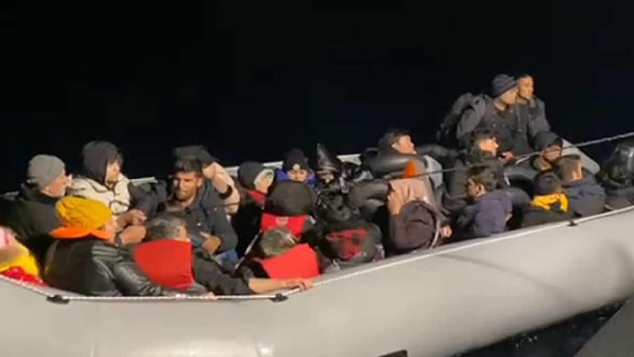 Çanakkale açıklarındaki lastik botta 29 düzensiz göçmen yakalandı