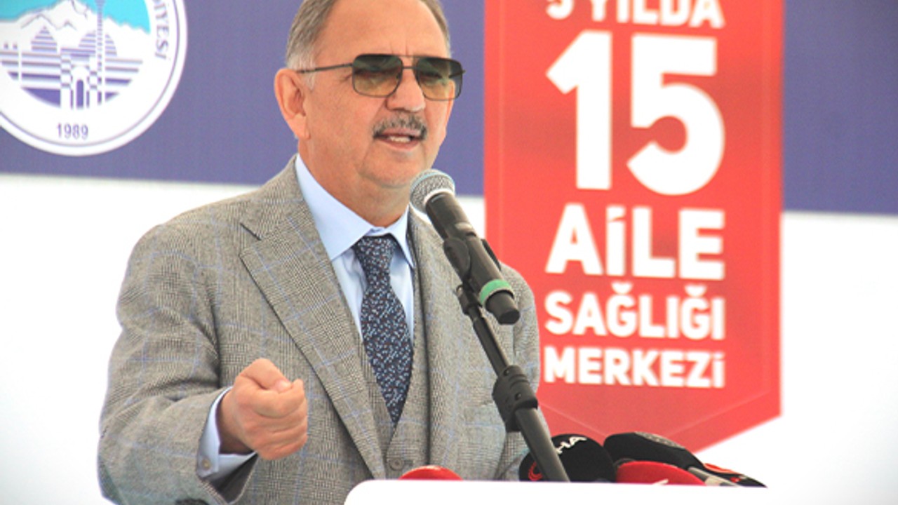 Çevre Bakanı Mehmet Özhaseki; "Deprem Bölgelerinde Binlerce Konut ve Köy Evi İnşa Ediyoruz'"