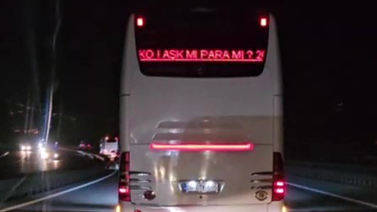 Otobüsün Arkasındaki Kayan LED Tartışma Yarattı