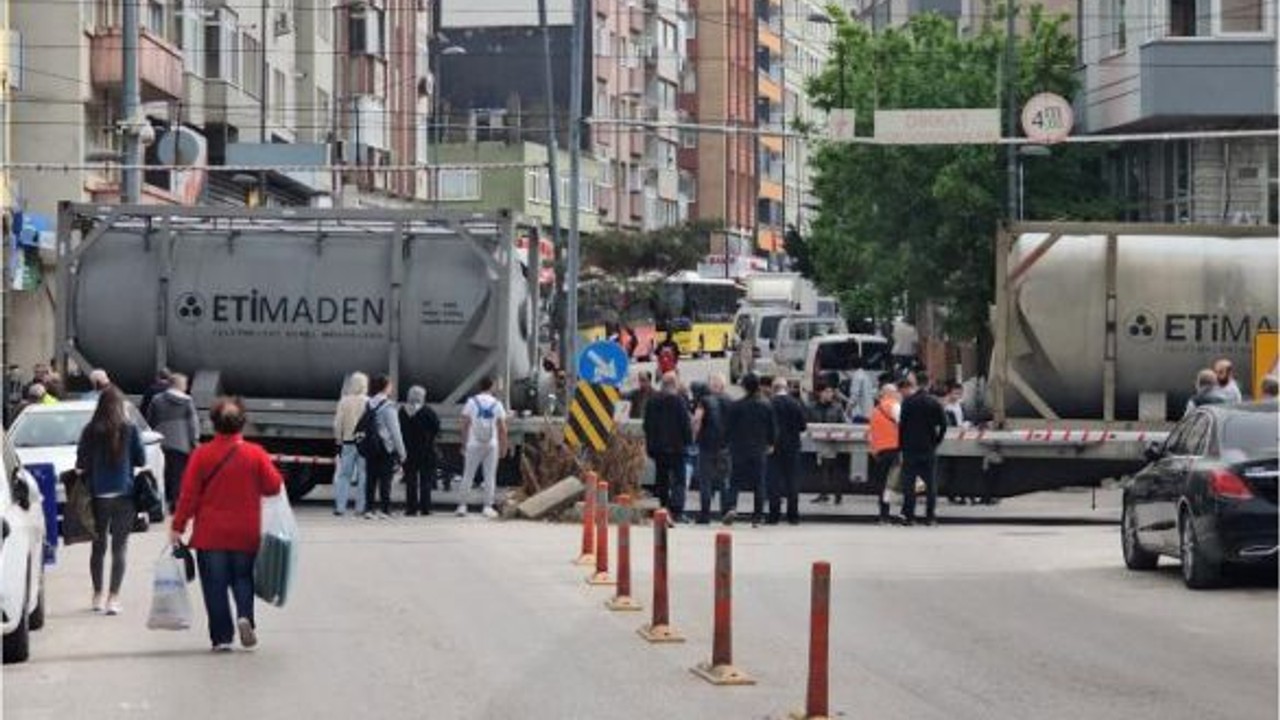 Tren Bandırma'da Yolu Kapattı!