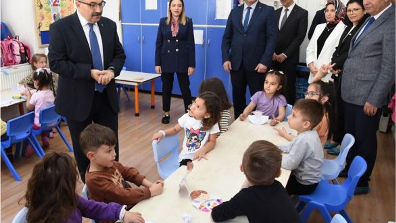 Vali Ustaoğlu ve Müdür Tatlı Çocukların Oyunlarına Katıldı
