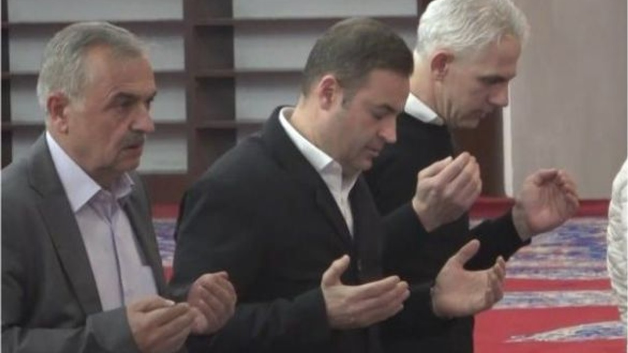 Ahmet Akın Seçim Sonrası Güne Şükür Namazı İle Başladı