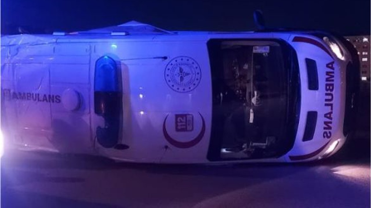 Hasta almaya giden ambulans kaza yaptı: 5 yaralı