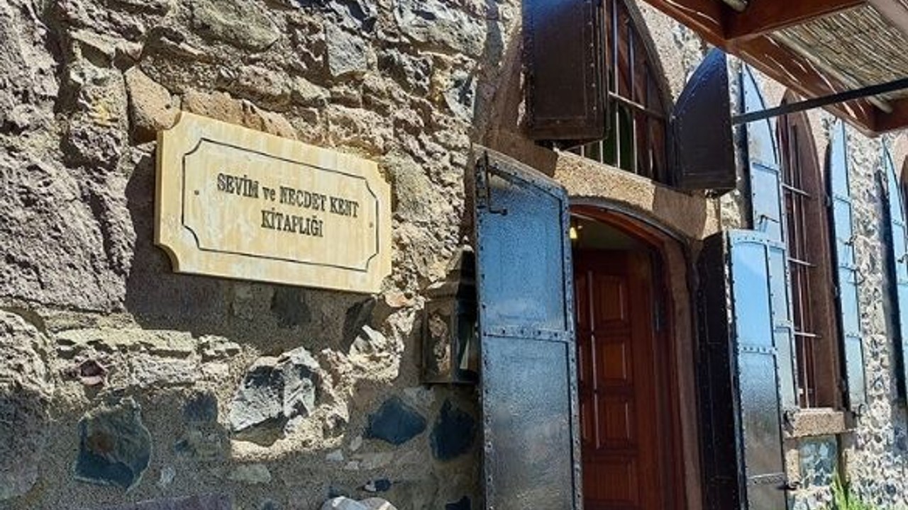 Cunda'nın Kütüphanesiyle Yeni Kapıları Aralayın