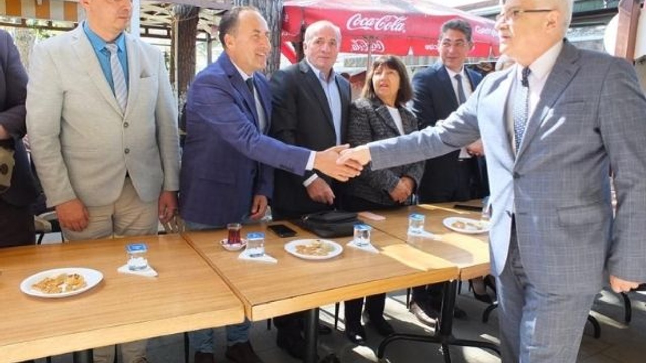 Bayram Sevinci Burhaniye'de Yaşanıyor