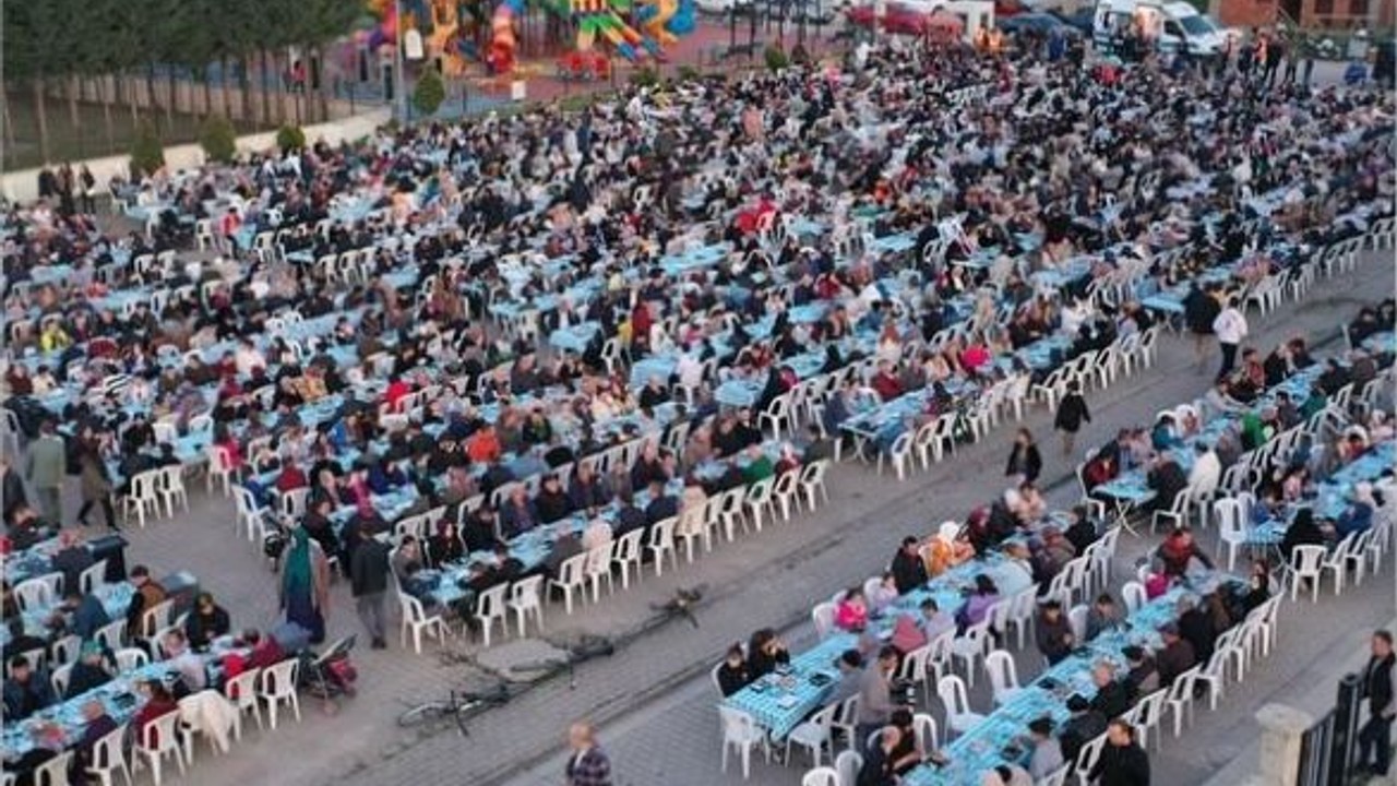 Altınova’da 4 bin kişilik iftar sofrası kuruldu