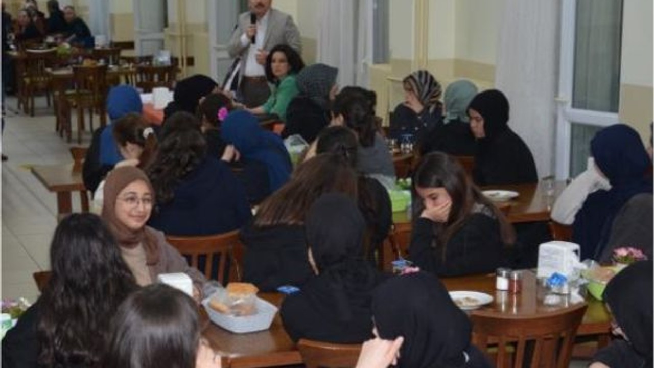 Edremit Kaymakamı Öğrencilerin Arasında
