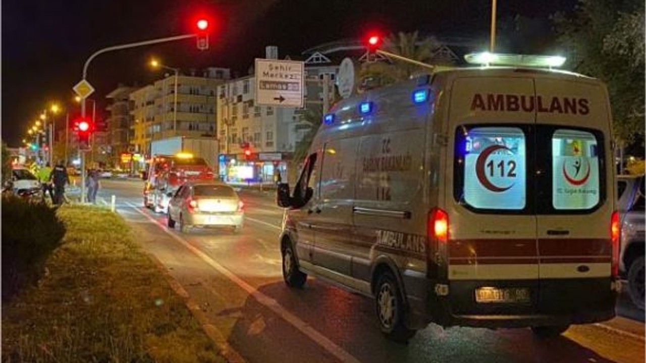 Direksiyon hakimiyetini kaybeden motosiklet sürücüsü yaralandı