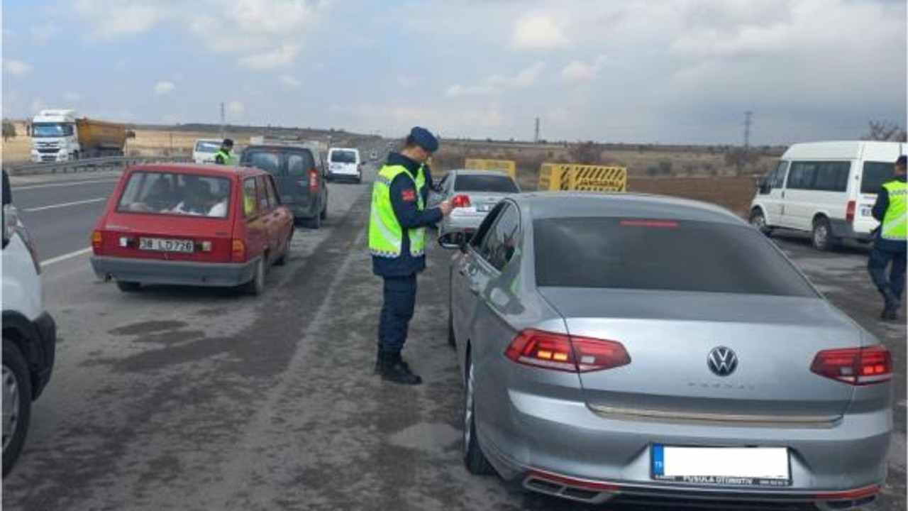 Jandarmanın trafik denetimleri devam ediyor
