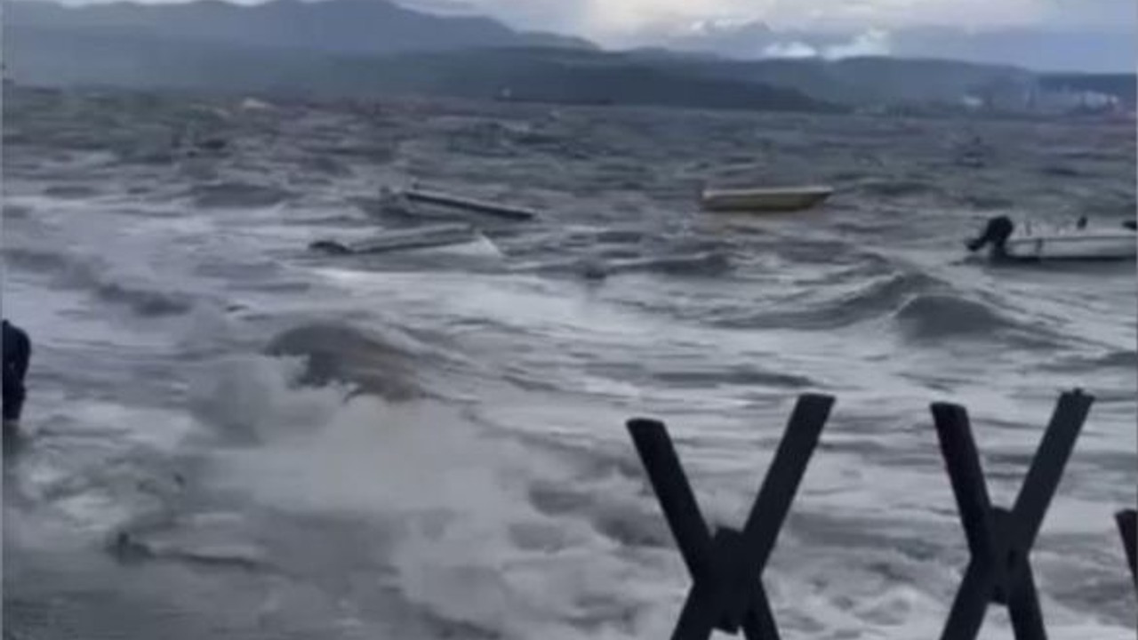 Gemlik’te fırtına ve yağmur hayatı felç etti, tekneler alabora oldu