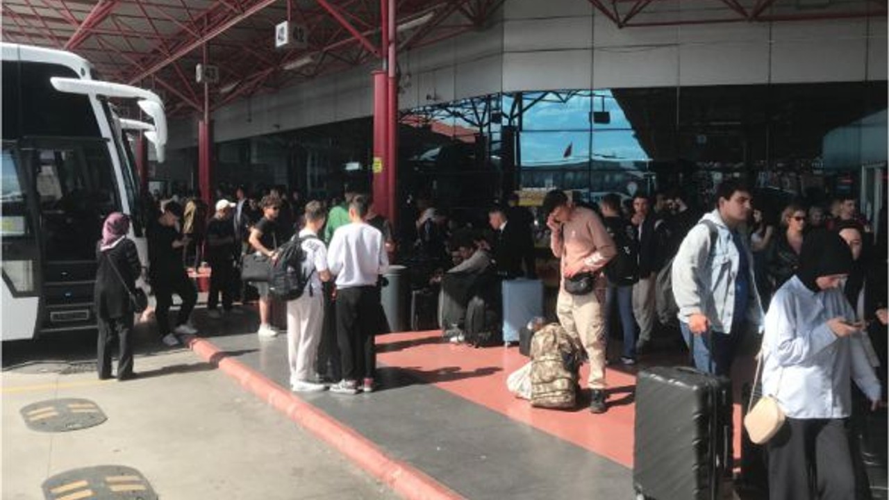 Balıkesir'in Yolcu Peronlarında Öğrenci Yoğunluğu