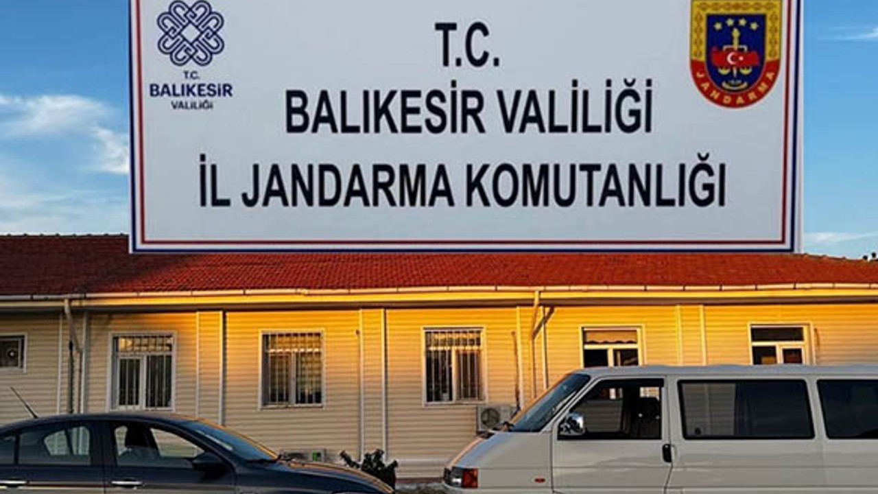 Ayvalık'ta Göçmen Kaçakçılığı Operasyonu: 17 Göçmen Yakalandı