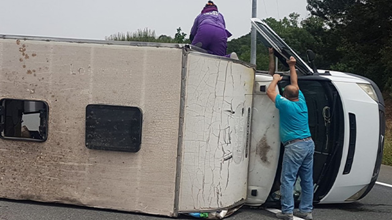 İvrindi Yolunda Araç Devrildi! 4 Yaralı