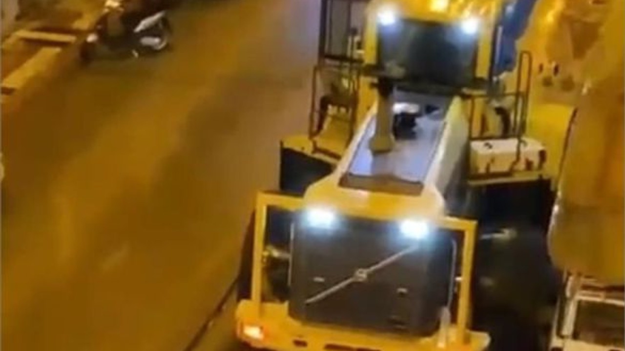 Bandırma'da İş Makinesi Refüjü Parçaladı