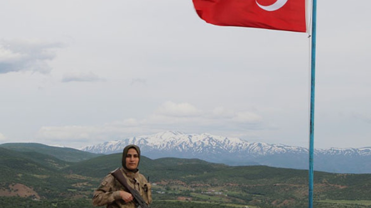 4 Çocuk Annesi Erdem Feyzi, Hem Evde Hem Vatan Nöbetinde