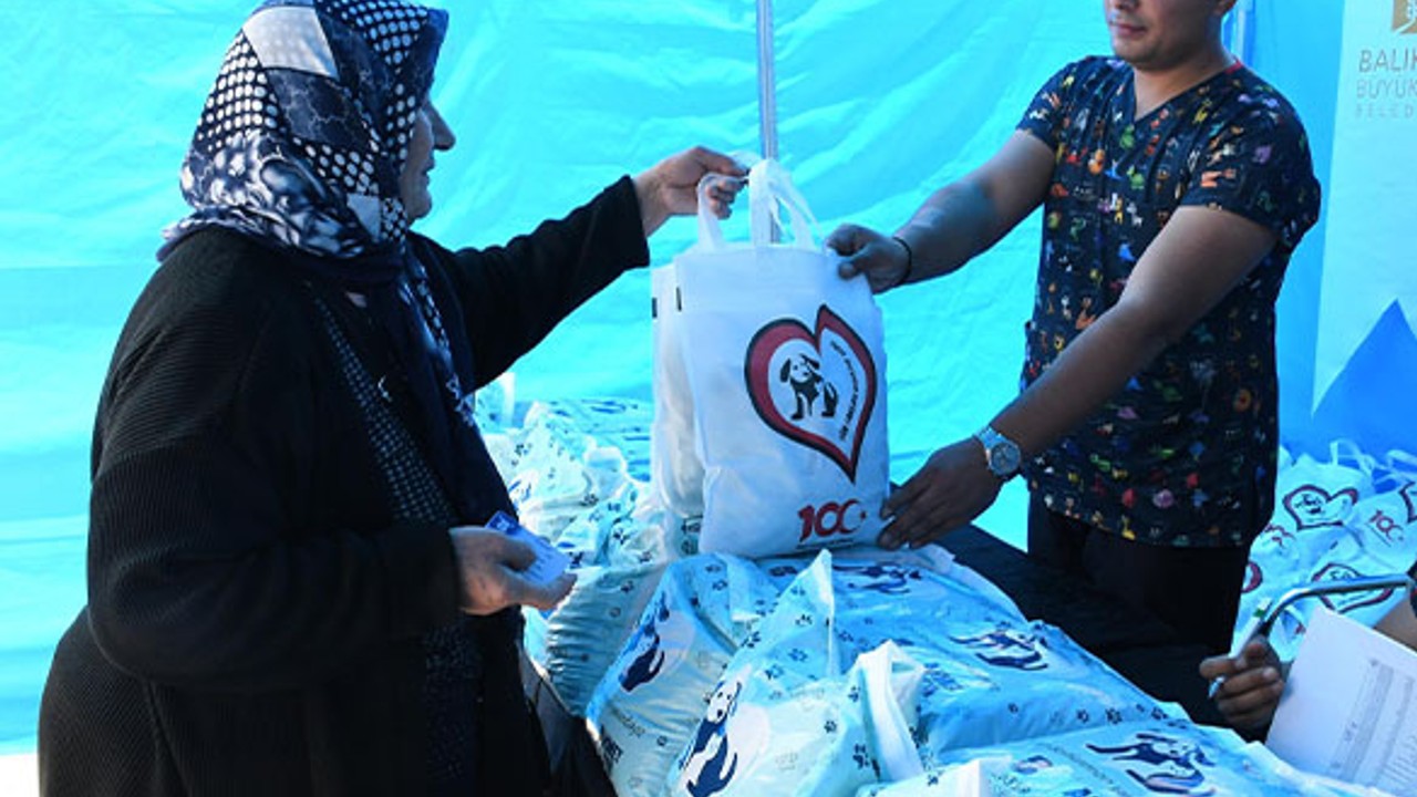 Büyükşehir'den 3 Bin Hayvansevere 18 Ton Mama