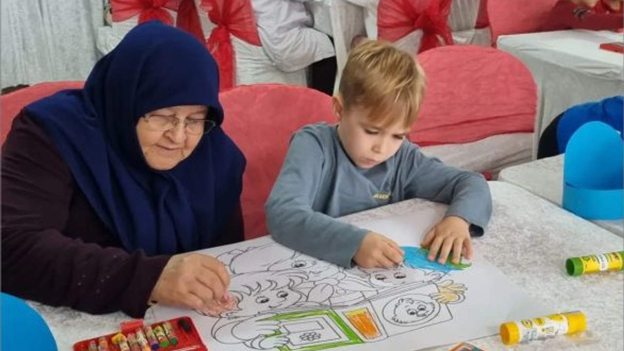 Çocuklar ve Yaşlılar Birlikte Resim Yaptı