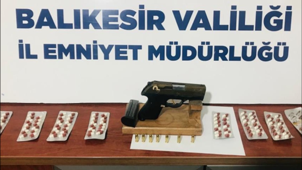 Bandırma'da Şahsın Üzerinden 102 Hap ve Tabanca Çıktı