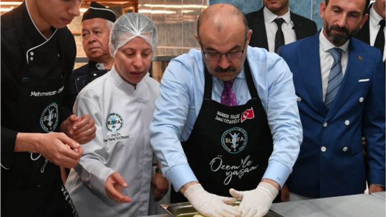 Vali Ustaoğlu Bu Yemekleri Elleriyle Yoğurdu!