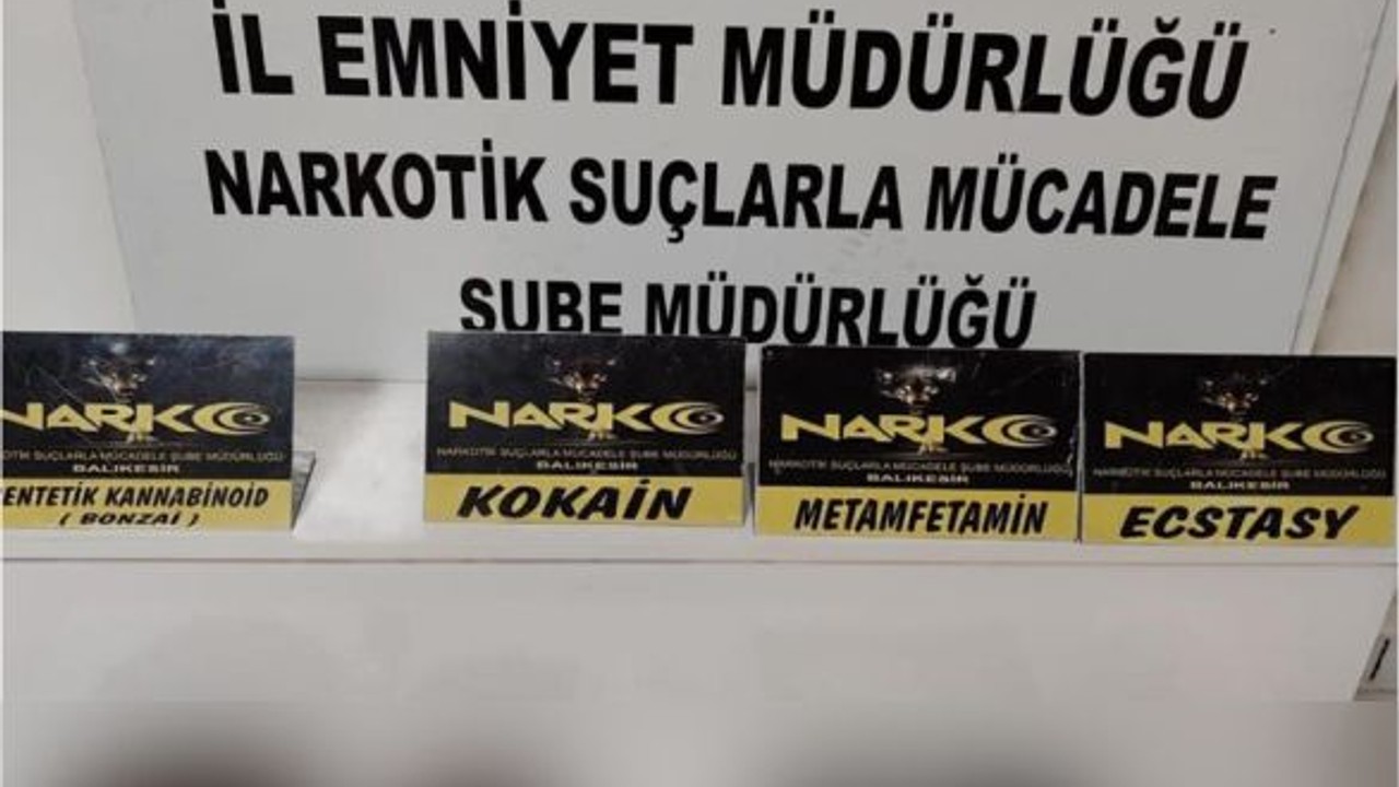 Durdurulan araç uyuşturucu deposu çıktı