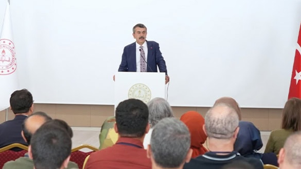 Bakan Tekin, Dayanıklı Sınıflar Hareketi Eğitim Kursuna Katıldı