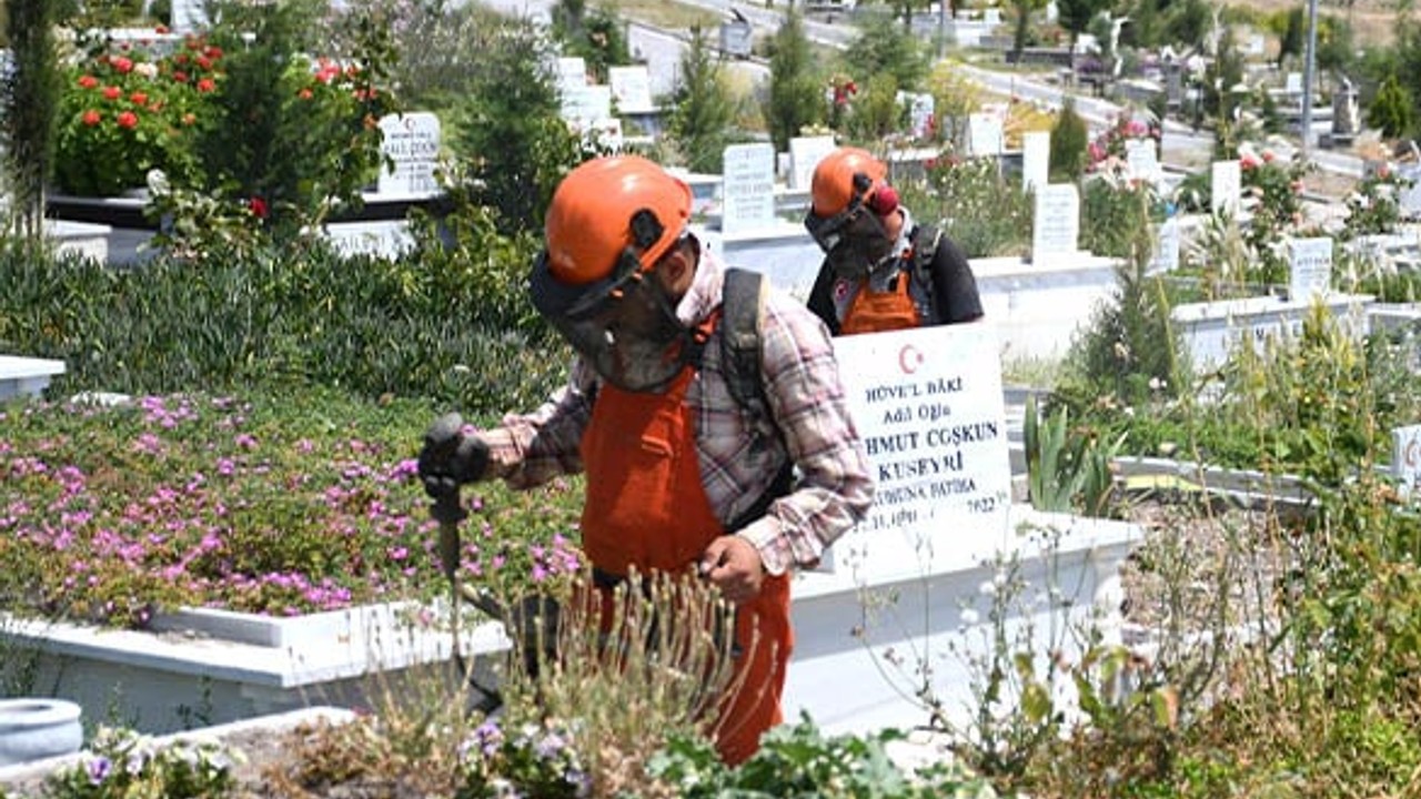 Balıkesir'de Mezarlıklar Bayram Öncesi Temizleniyor