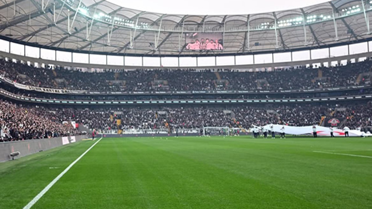 Beşiktaş'ın Tüpraş Stadı'nda Saha Zemini Yenileniyor