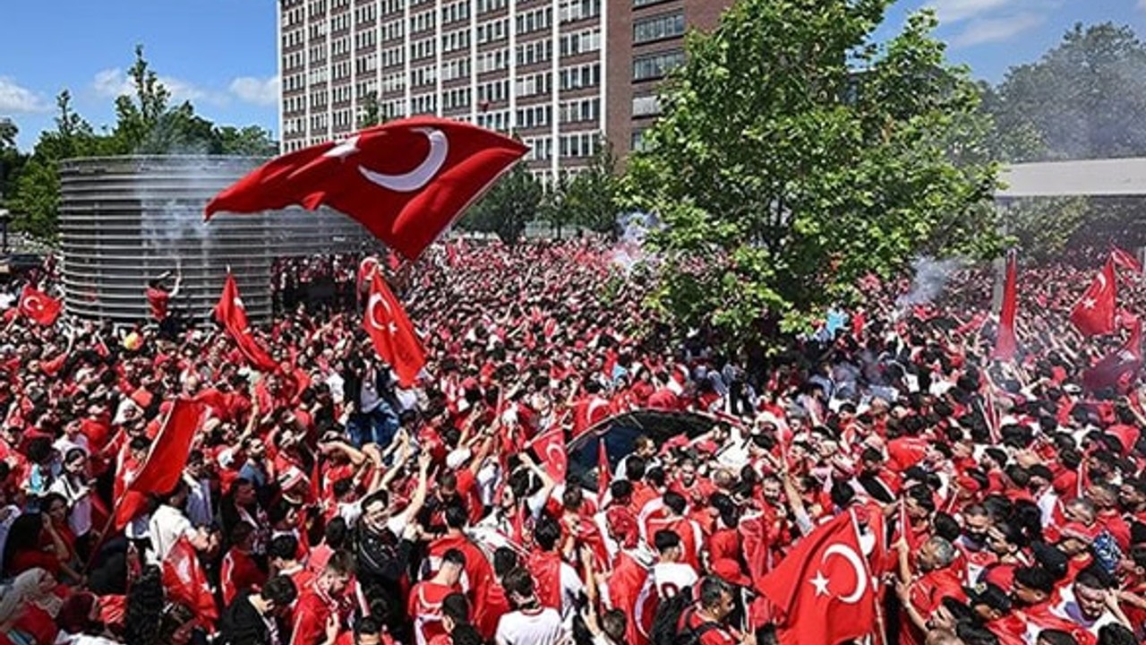 Binlerce Türk Taraftar Dortmund'da Milli Takımı Destekledi