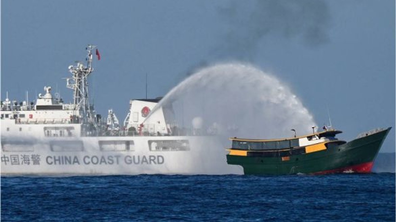 Filipinler ikmal gemisi Çin gemisine çarptı