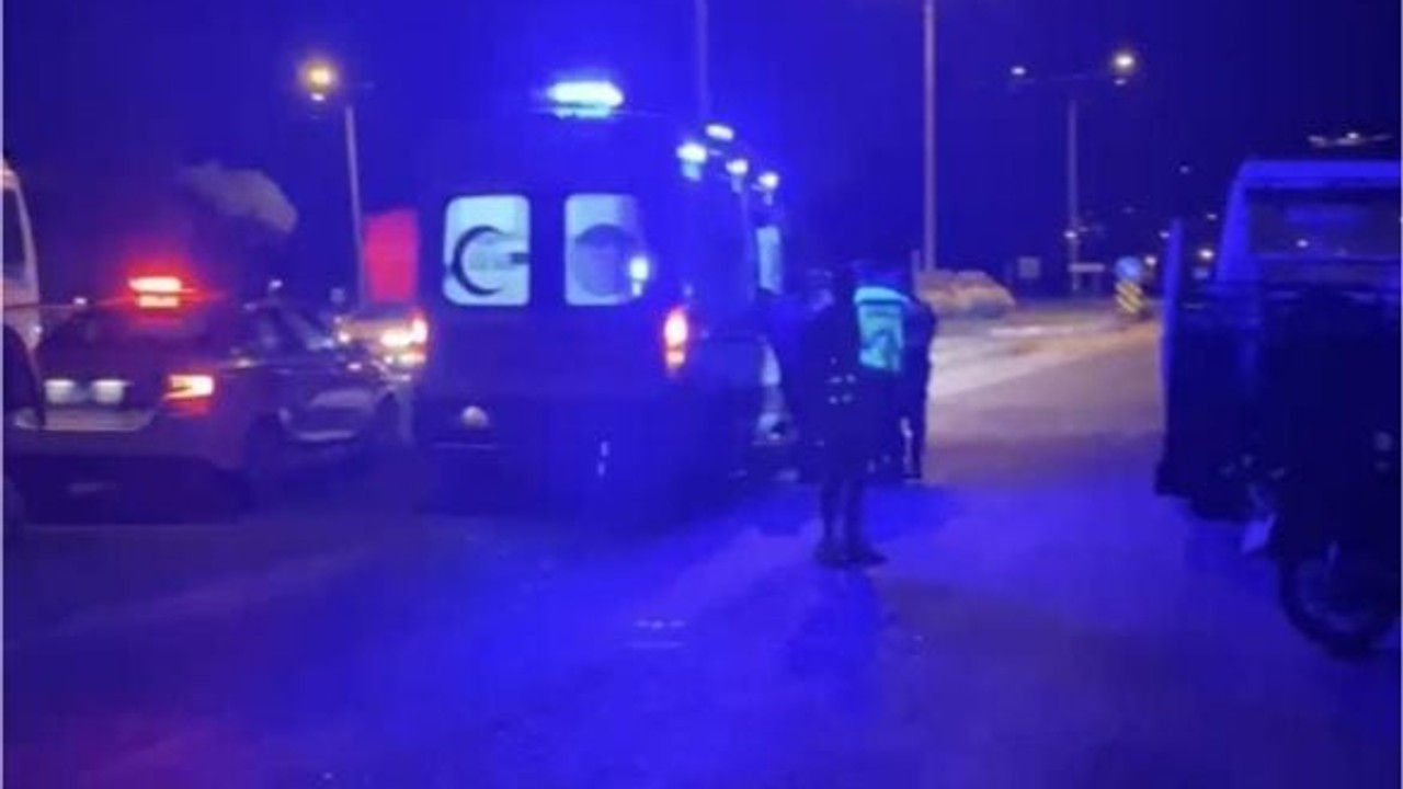 Gönen'de Otomobil Traktöre Çarptı