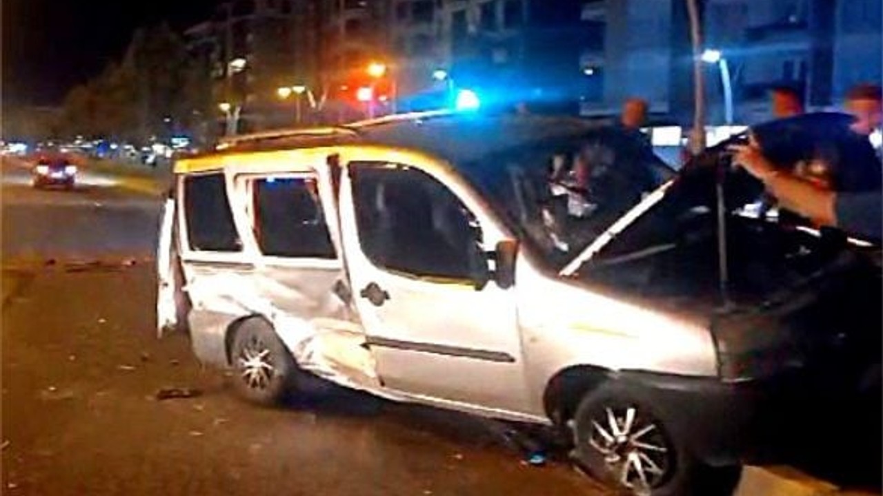 Şerit İhlali 4 Kişiyi Yaraladı